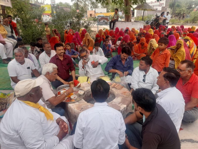 छात्रावास के विरोध में सद्बुद्धि यज्ञ में दी आहुतियां