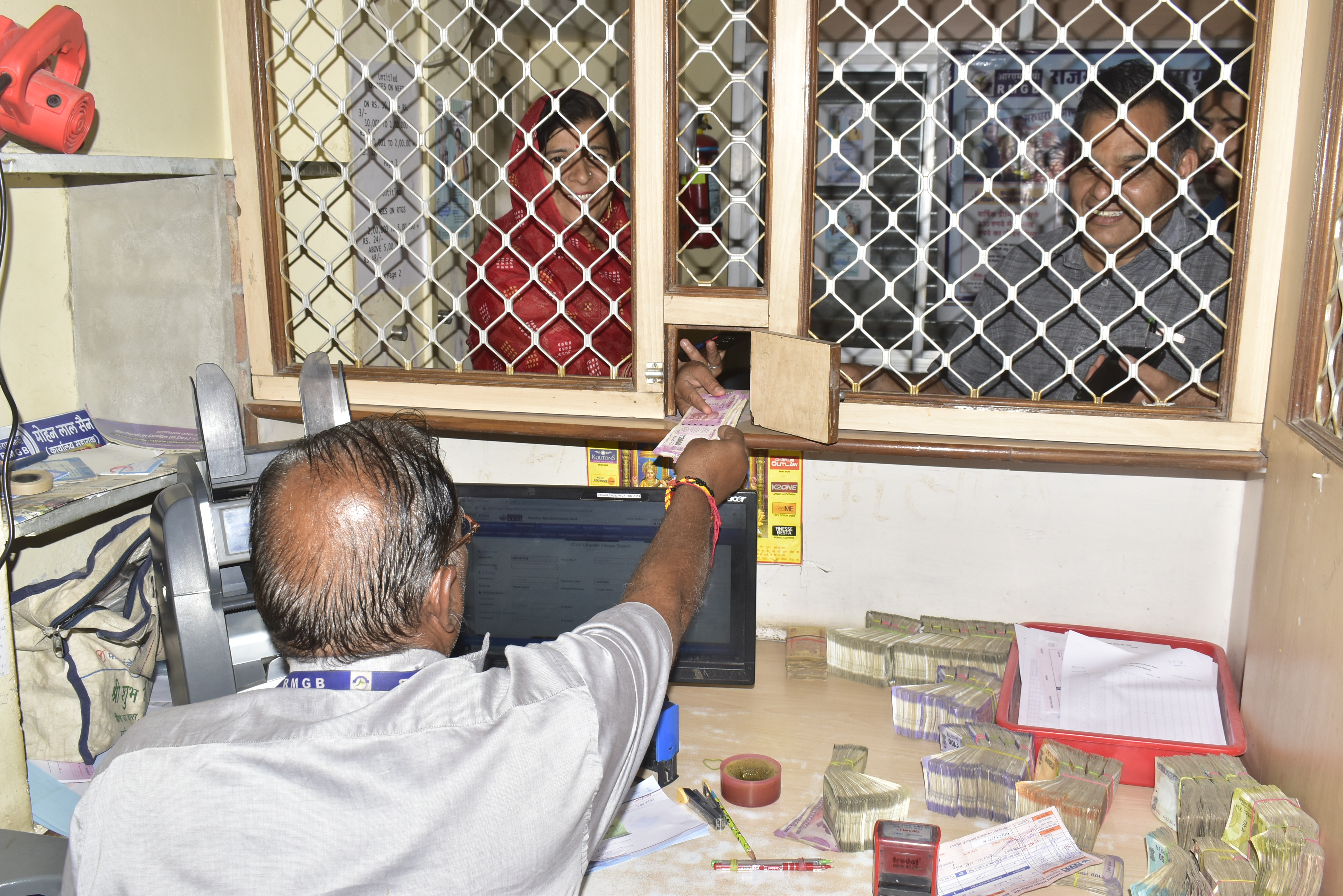 बैंक में रोजाना जमा हो रहे करोड़ों रुपए के बड़े नोट