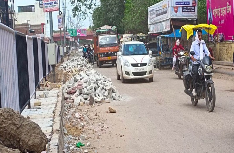 दूसरों की जान की नहीं परवाह, बस अपना काम बनें