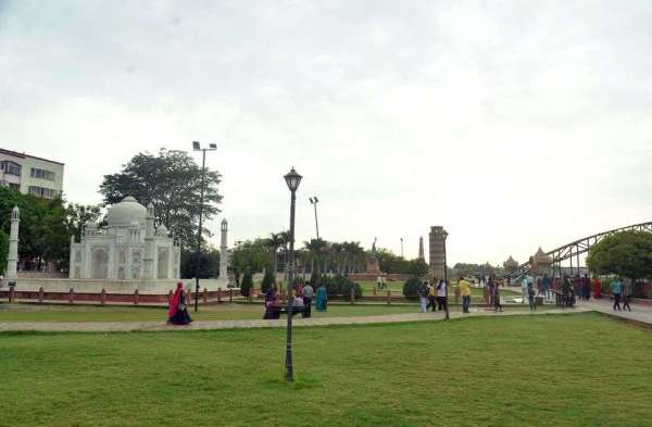 शाम हुई खुशनुमा तो पर्यटन स्थलों पर उमड़ी भीड़