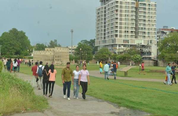 शाम हुई खुशनुमा तो पर्यटन स्थलों पर उमड़ी भीड़