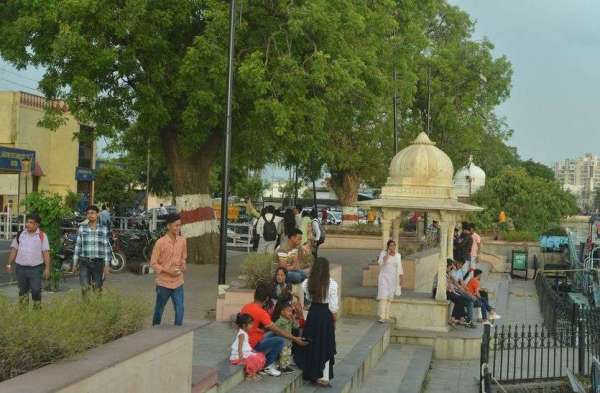 शाम हुई खुशनुमा तो पर्यटन स्थलों पर उमड़ी भीड़