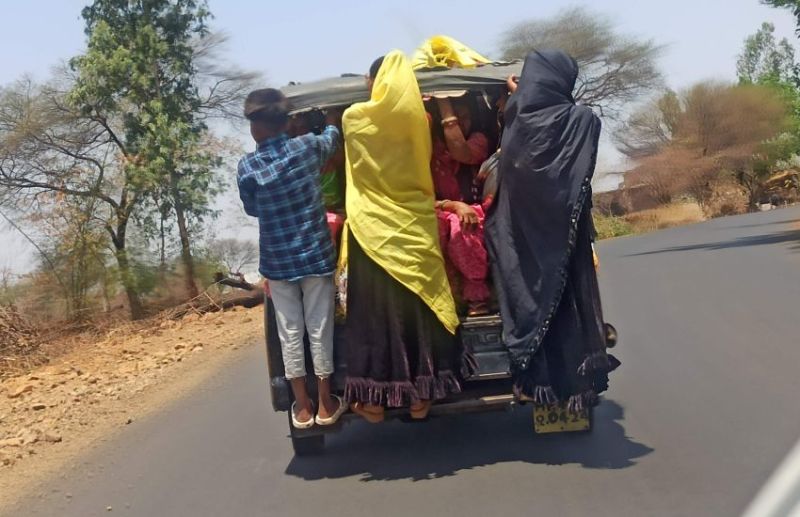खत्म नहीं हो रहा हादसों का सफर,जान जोखिम में डाल सफर करने के लिए ग्रामीण मजबूर