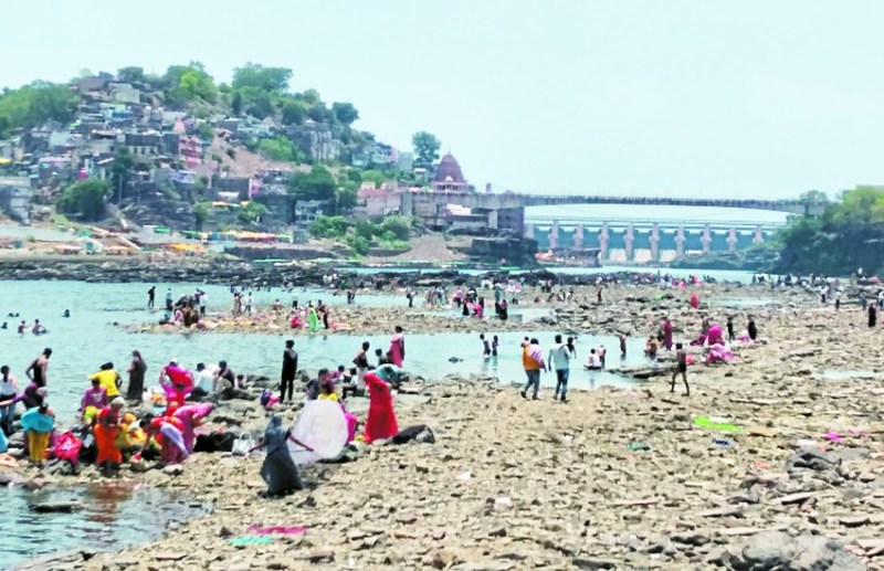 प्रतिबंधित घाटों पर तैनात रही पुलिस, पूजा से भी रोका