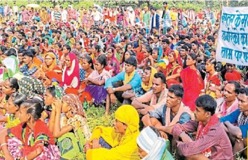 CG assembly election 2023 : नक्सलगढ़ में विकास बना चुनौती , बेरोजगारी से युवा त्रस्त , कर रहे पलायन