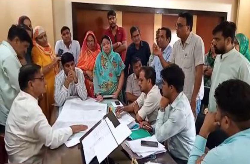 Video: सीवरेज कार्य की धीमी गति को लेकर लोगों ने जताया आक्रोश