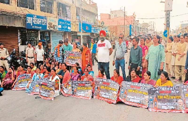 शराबबंदी को लेकर महिलाओं ने खोला मोर्चा , पोस्टर लगाकर किया चक्काजाम