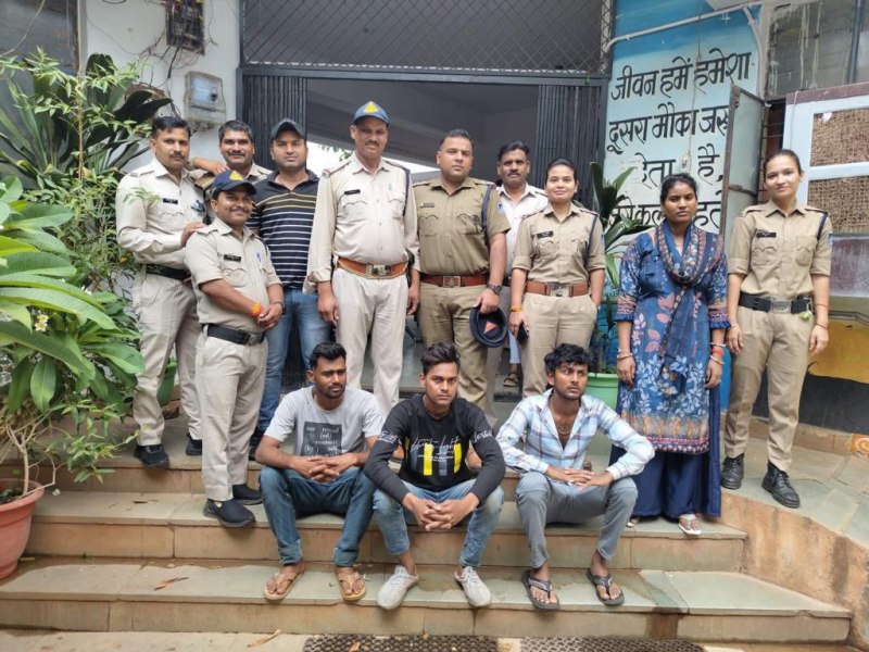 सेनेट्री पेड मामले में दिल्ली से महिला आरोपी सहित ४ पकड़े