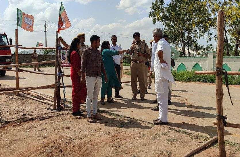 पीएम नरेन्द्र मोदी की सभा में वीआईपी एन्ट्री पर तनातनी