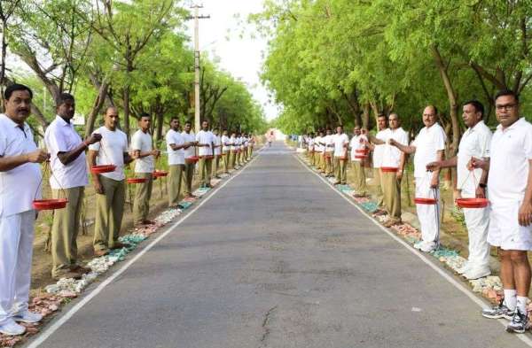 पक्षी मित्रों ने लगाए 1100 परिंडे...