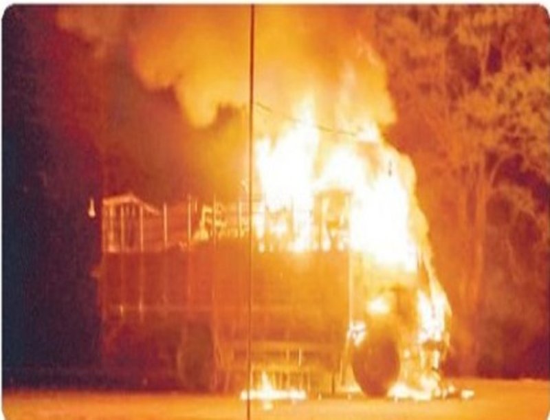 दो ट्रक टकराए, सिलेंडर के फटने से लगी आग, चालक व खलासी ने कूदकर बचाई जान