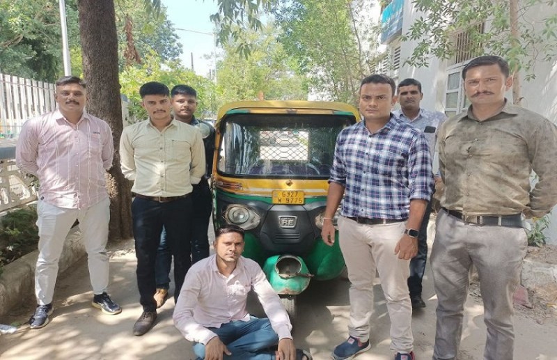 Ahmedabad: सोशल मीडिया में वायरल वीडियो के आधार पर कार्रवाई, ऑटो चालक को पकड़ा, लाइसेंस व परमिट होगा रद्द