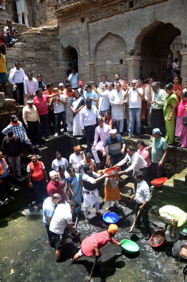 प्राचीन बावली सफाई अभियान   