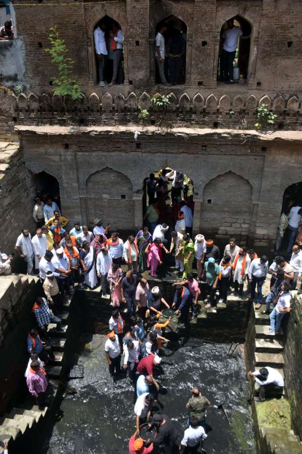 प्राचीन बावली सफाई अभियान  