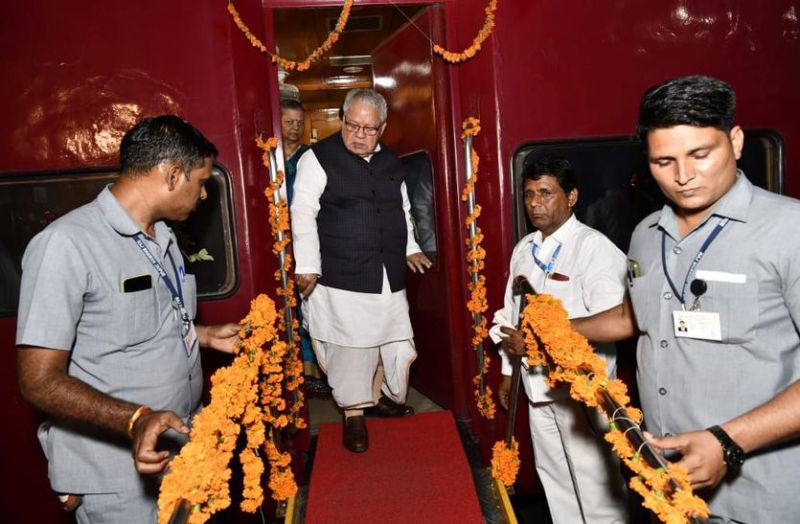 तीन घंटे देरी से पहुंचे राज्यपाल कलराज मिश्र, आबूरोड रेलवे स्टेशन पर किया स्वागत