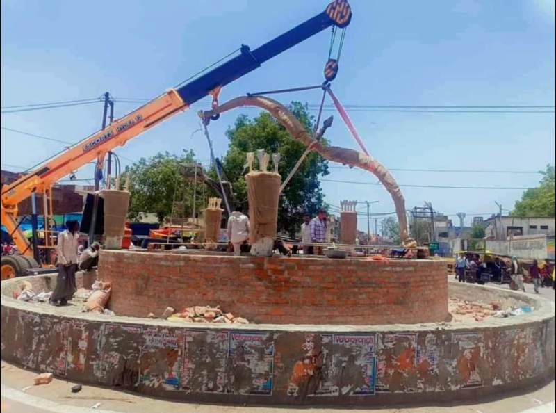 Chitrakoot News: ट्राफिक चौराहे में लगाया जा रहा धनुष बाण,चौराहे के नाम बदलने की मांग तेज