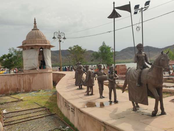 Capture of retail traders on the monument on the sail of Jal Mahal