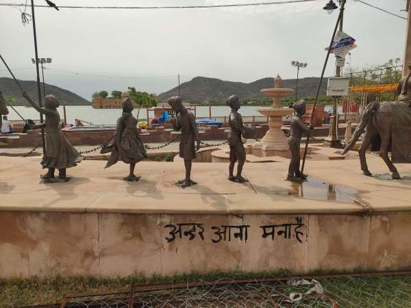 Capture of retail traders on the monument on the sail of Jal Mahal