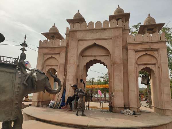 Capture of retail traders on the monument on the sail of Jal Mahal