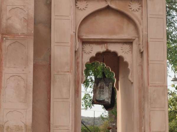 Capture of retail traders on the monument on the sail of Jal Mahal