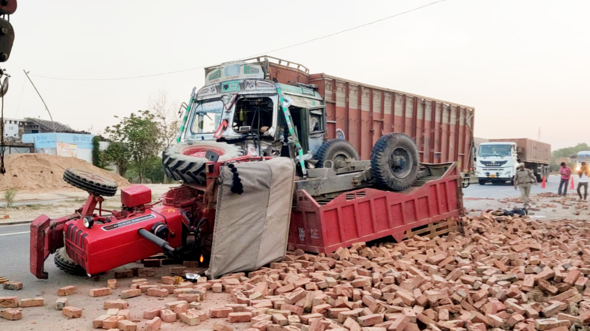 Kanpur Dehat: एनएच नेशनल हाइवे पर दिखा तेज रफ्तार का कहर,2 की मौत 1 घायल