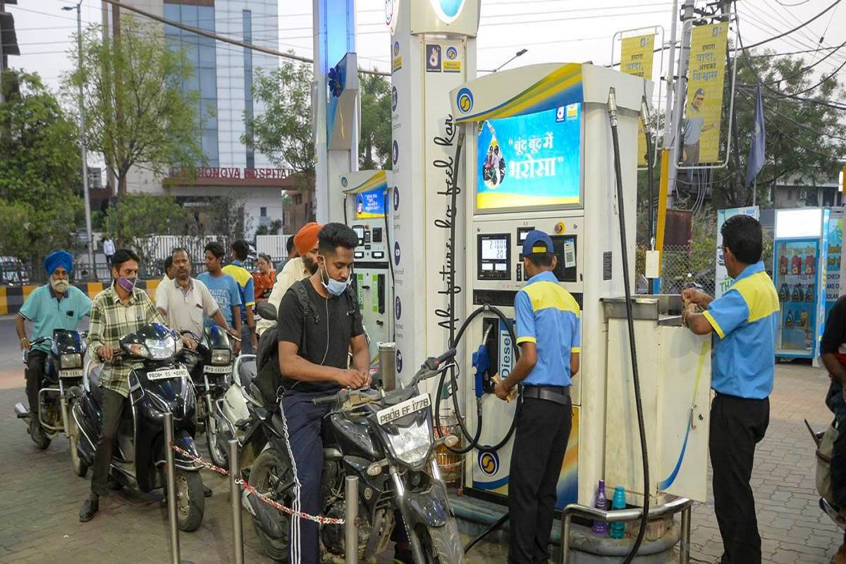 फिर घटने लगे कच्चे तेल के दाम, पेट्रोल-डीजल के दामों में शांति