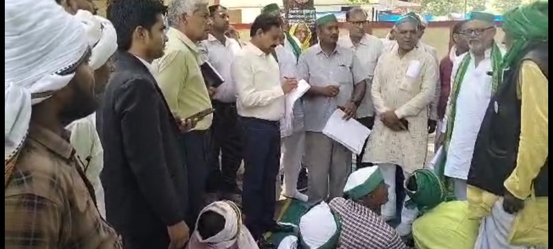 Chitrakoot News: भाकियू ने महिला पहलवानों के समर्थन में सौंपा ज्ञापन