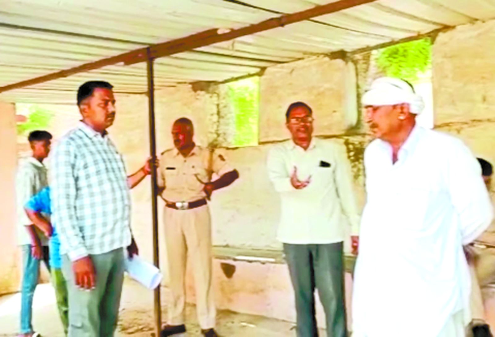 वृद्धा के शोर मचाने पर गला दबाकर हत्या, फिर शव के पास बैठा रहा बदमाश