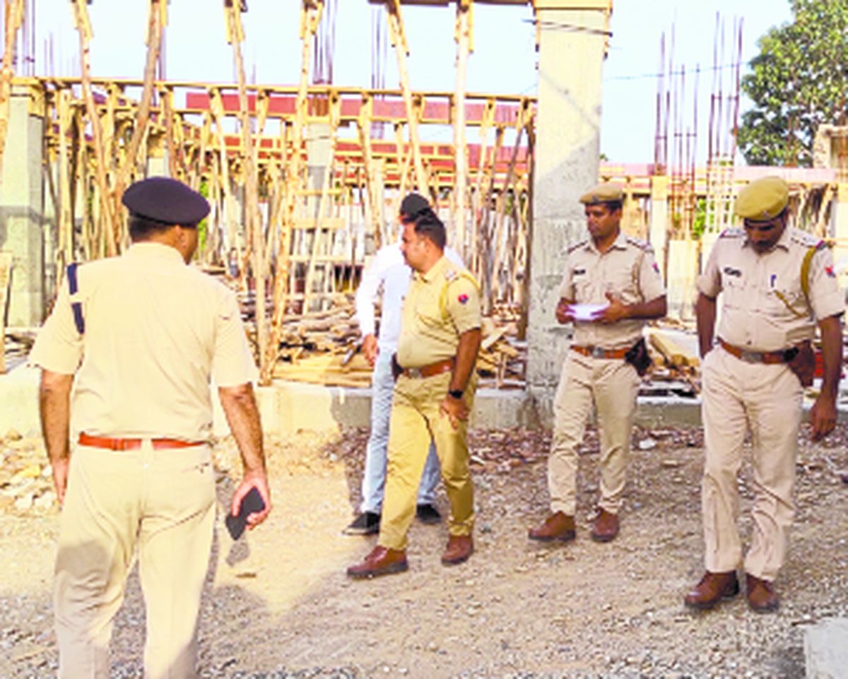 फिल्मी स्टाइल में पुलिस पर हमला, सरकारी जीप ले भागे बदमाश