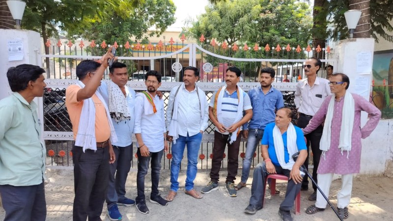 नगर पालिका के गेट में जड़ा ताला, पेयजल आपूर्ति को लेकर किया प्रदर्शन