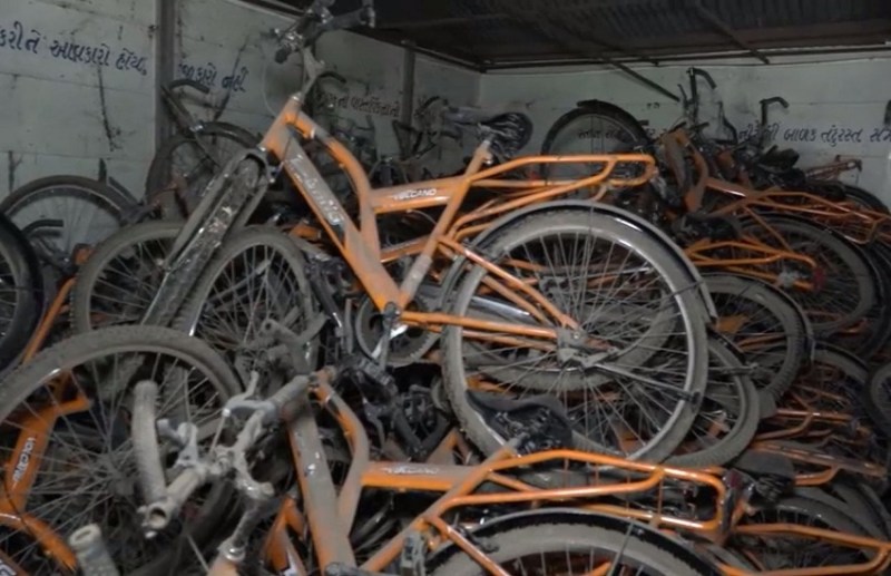आणंद : प्राथमिक स्कूल में आठ साल से 452 साइकिलों को छात्राओं का इंतजार