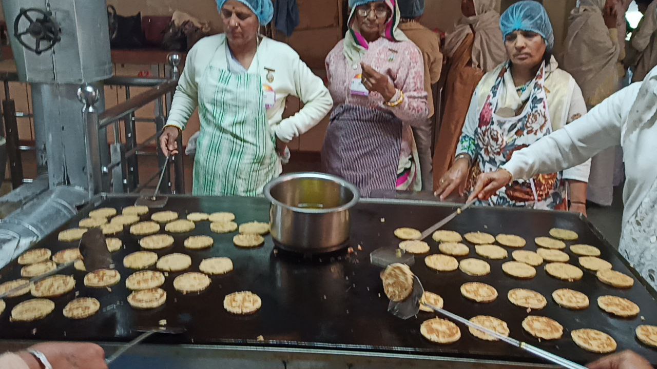 Video: यहां हजारों लोगों के लिए रोज सौर ऊर्जा से बनता है खाना