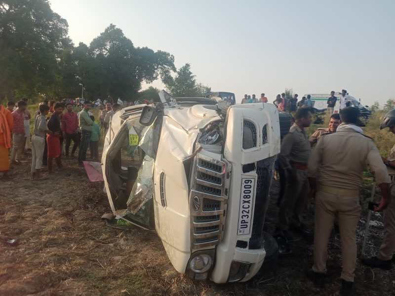 पलटी स्कॉर्पियो, जुटी भीड़