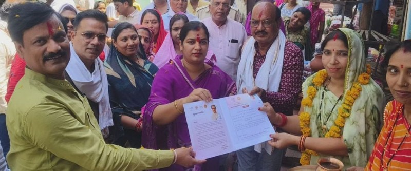 Distributed approved leaflets by sweetening the mouth of women