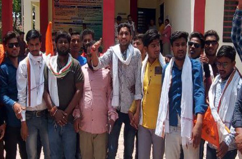 हिजाब या स्कार्फ मामला : स्कूल प्रबंधन ने छात्राओं की ड्रेस पर मांगी माफी