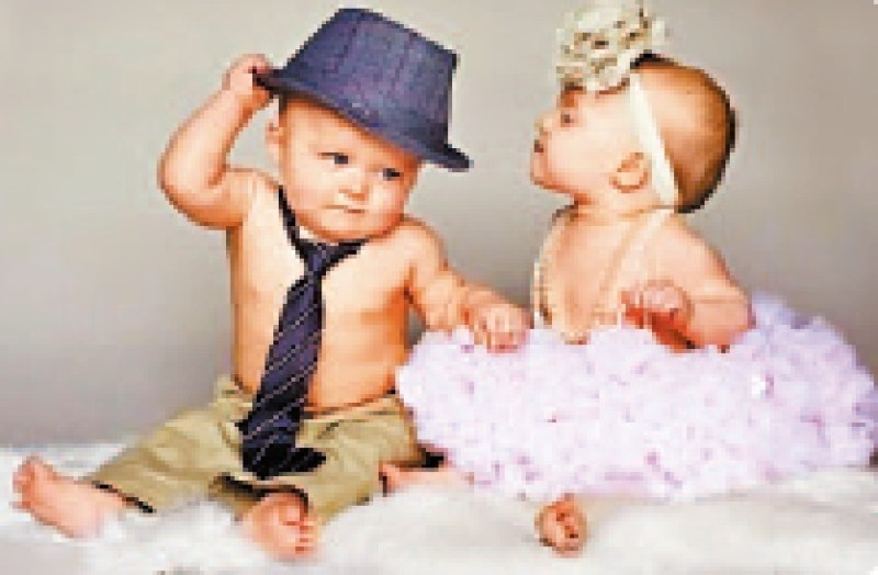 जन्म के पहले साल लड़के ज्यादा बातूनी, फिर लड़कियां