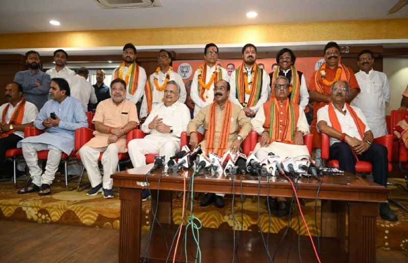 भाजपा ने लिखी राजनितिक महाभारत की पटकथा, इन दिग्गजों ने थामा BJP का दामन, देखें लिस्ट ....