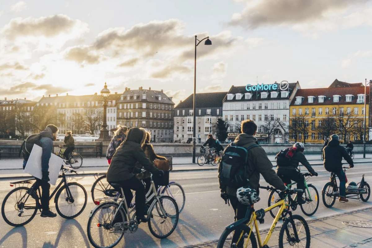 riding_bicycles_in_copenhagen.jpg