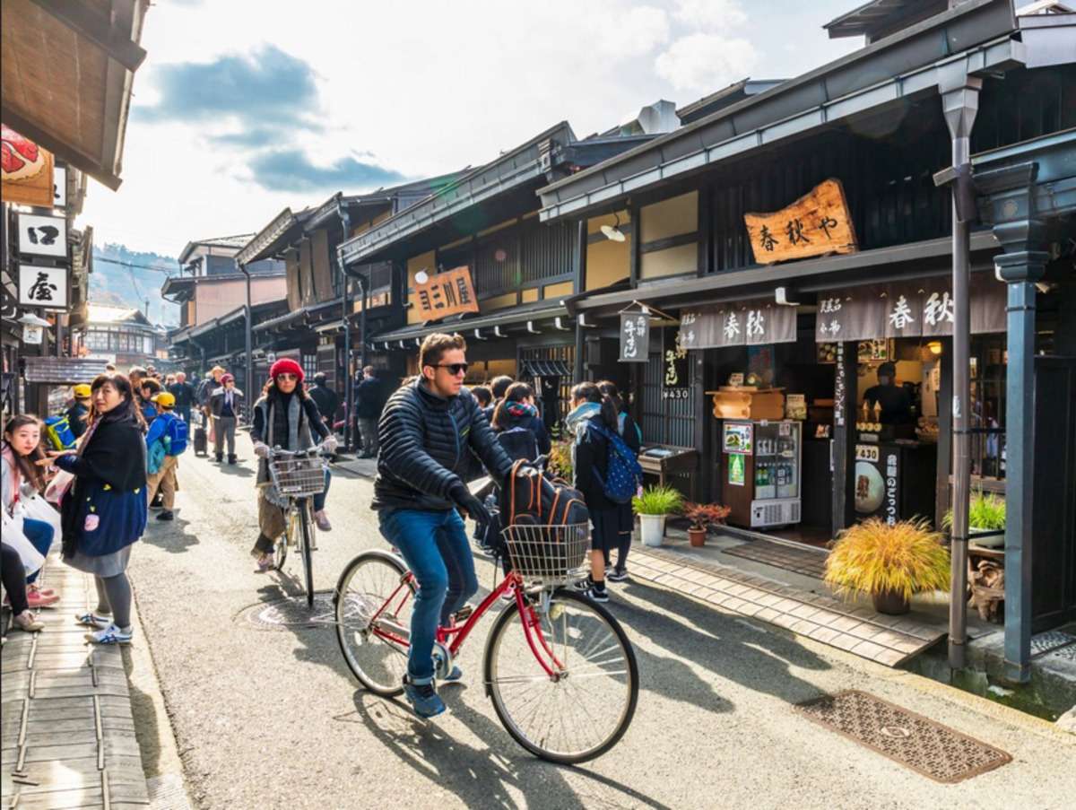 riding_bicycles_in_tokyo.jpg