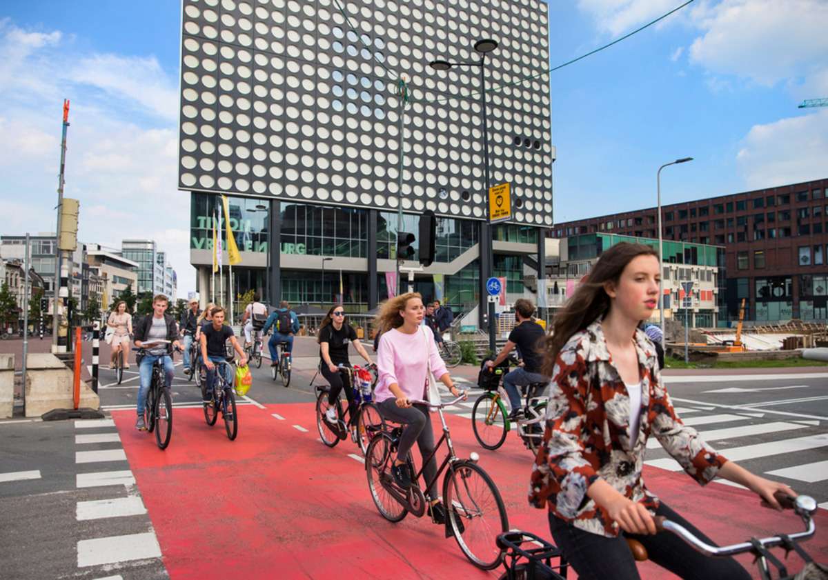 riding_bicycles_in_utrecht.jpg