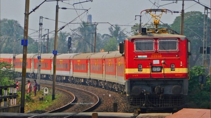 रोज 1.8 करोड़ यात्री सफर कर रहे, केवल 473 जोड़ी ट्रेनों में ही खानपान सुविधा