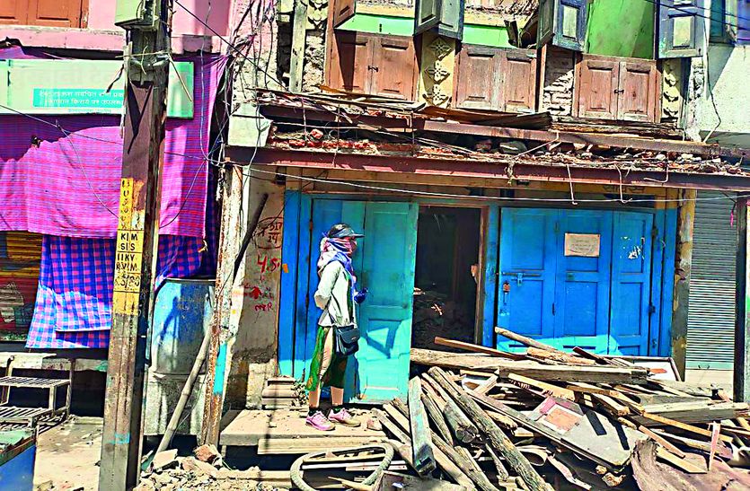 KD Gate road widening: Residents started demolishing their homes