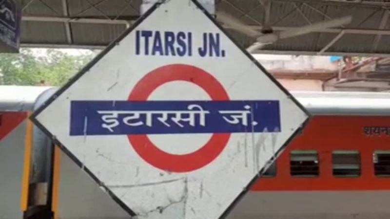 छत्तीसगढ़ एक्सप्रेस में सांप की अफवाह, 20 मिनट देरी से छूटी