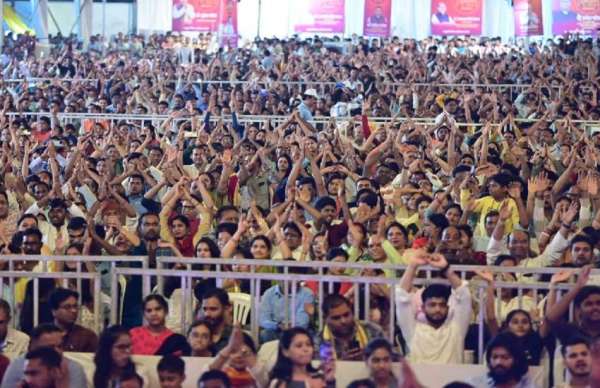 श्रद्धालुओं की लगी भीड़ 