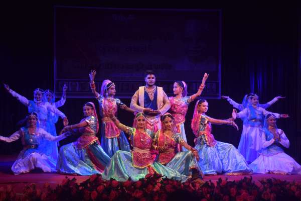 न्रत्य ने मन मोहा   शहीद स्मारक 