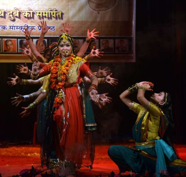 न्रत्य ने मन मोहा   शहीद स्मारक