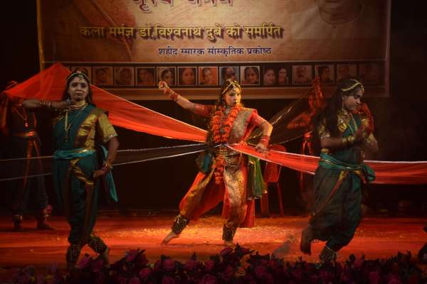 न्रत्य ने मन मोहा   शहीद स्मारक 