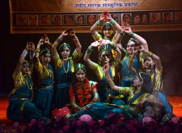 न्रत्य ने मन मोहा   शहीद स्मारक