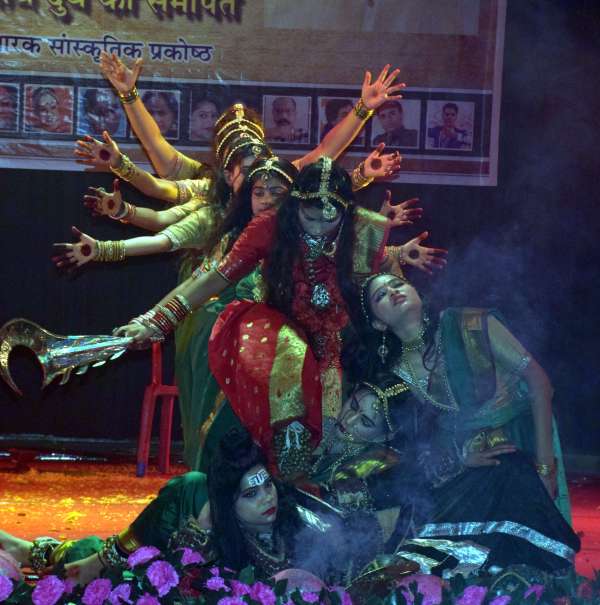 न्रत्य ने मन मोहा   शहीद स्मारक 