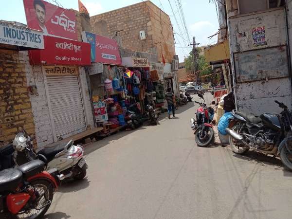 बाजारों में सन्नाटा